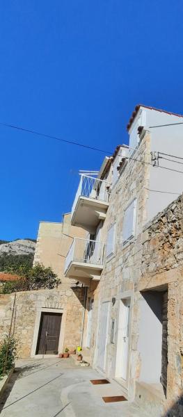Apartmani CERATONIA Komiza
